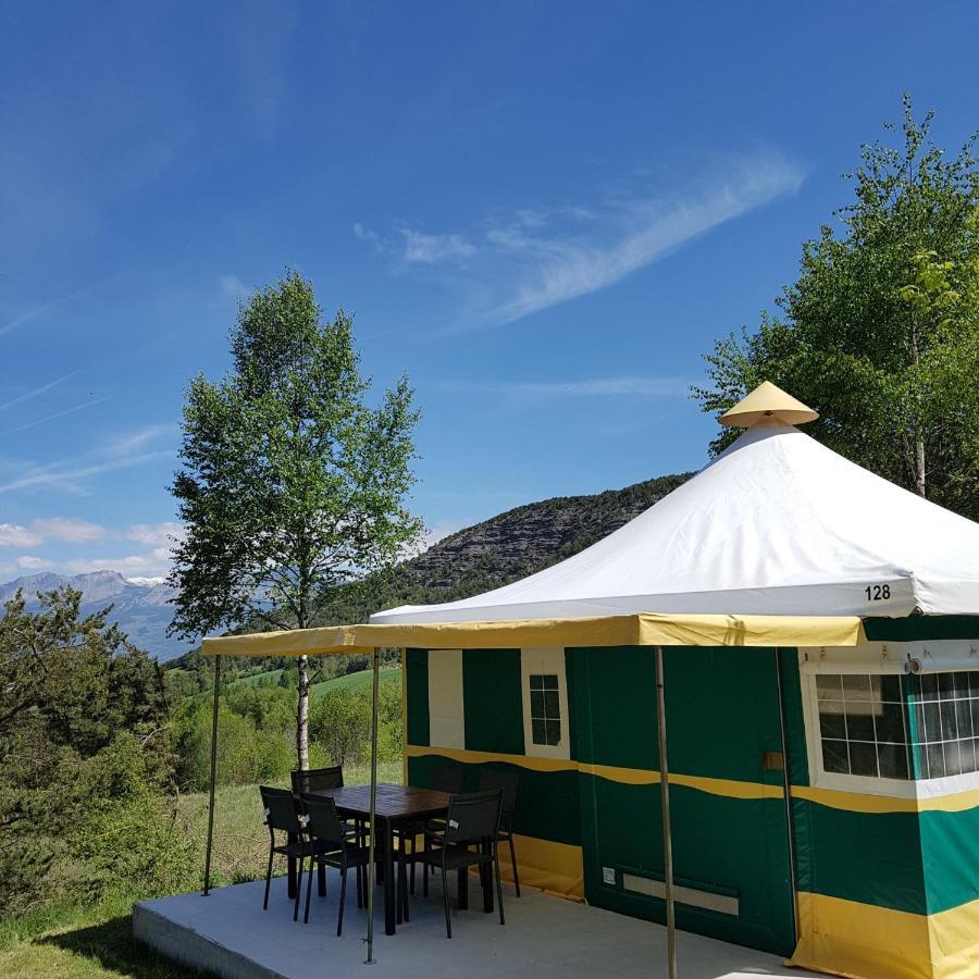 Village de chalets et camping La Pierre de l'Aigle La Bréole Extérieur photo