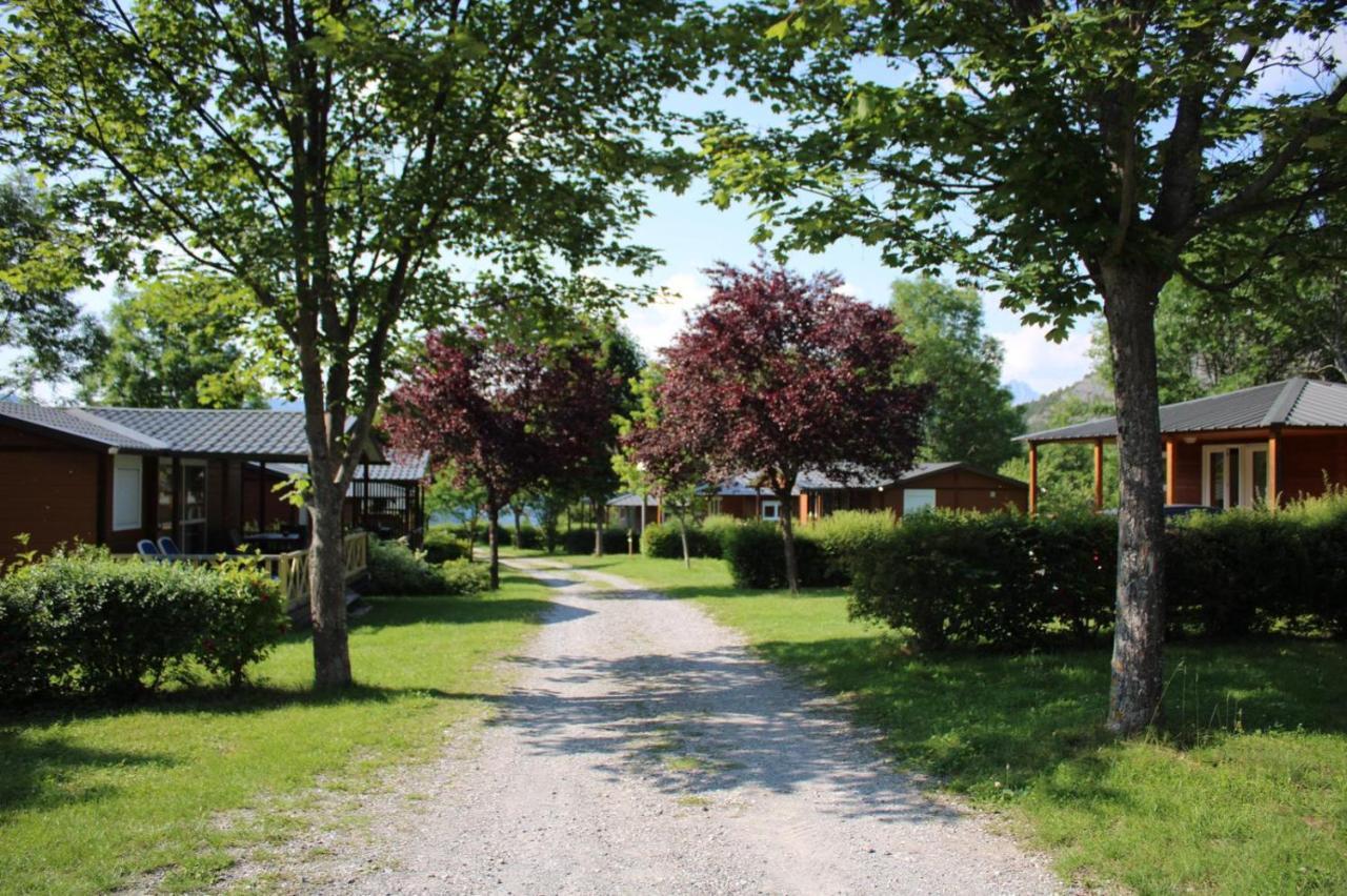 Village de chalets et camping La Pierre de l'Aigle La Bréole Extérieur photo