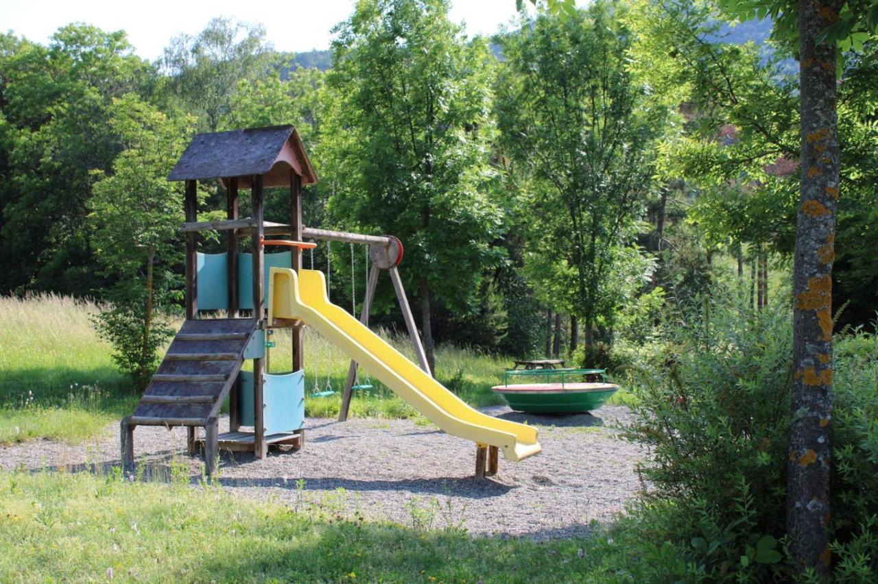 Village de chalets et camping La Pierre de l'Aigle La Bréole Extérieur photo