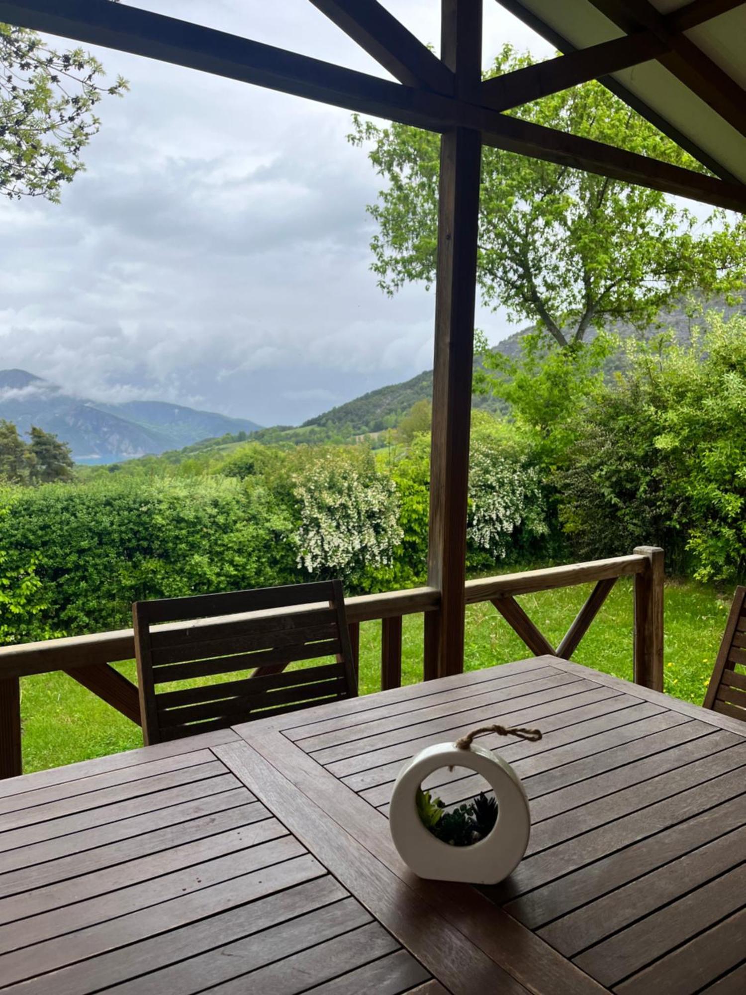 Village de chalets et camping La Pierre de l'Aigle La Bréole Extérieur photo